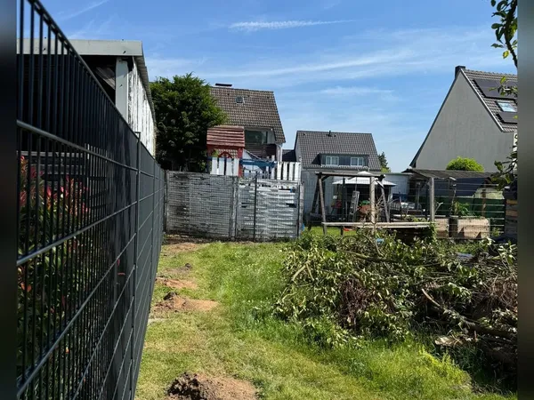 Detailaufnahme eines anthraziten Doppelstabmattenzauns mit Pfosten