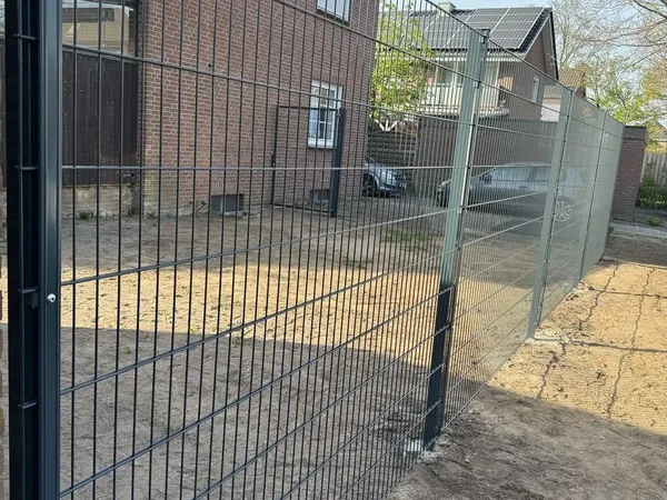 Doppelstabmattenzaun vor einem Wohnhaus in Ahaus