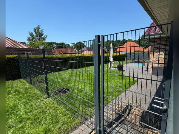 Doppelstabmattenzaun mit Tor und Pool im Garten in Leer