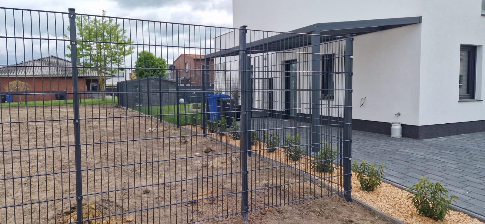 Moderner Doppelstabmattenzaun in Anthrazit am Neubau