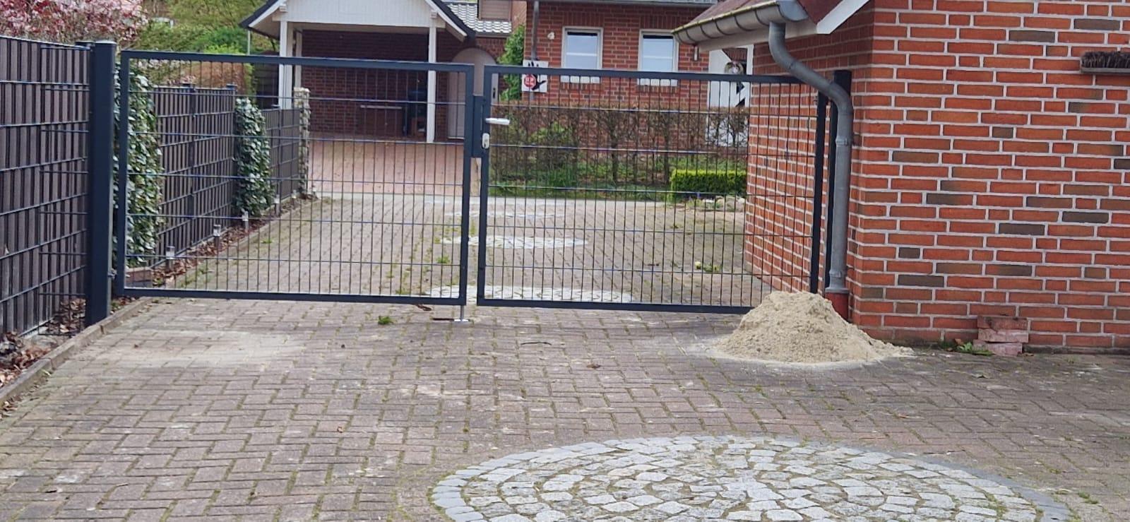 Doppelflügeltor in Anthrazit an einer Einfahrt