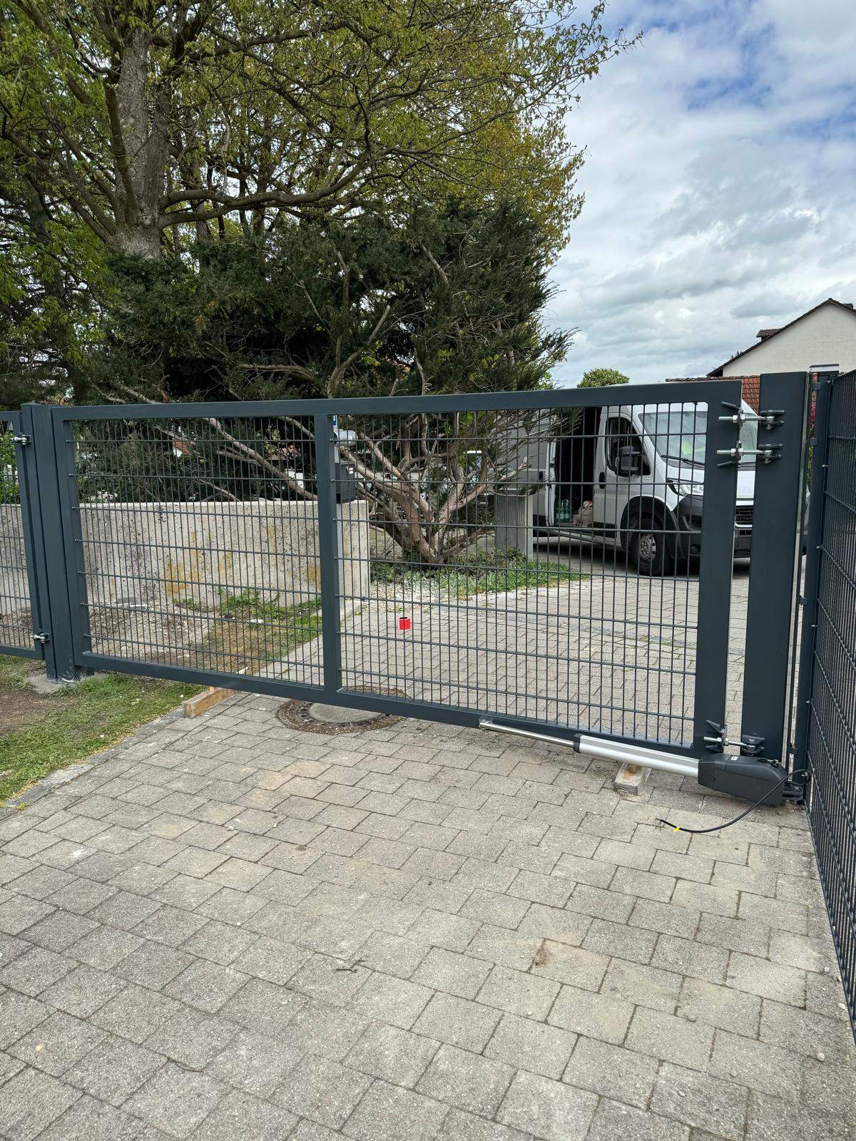 Einfahrtstor mit elektrischem Antrieb von Zaunonkel